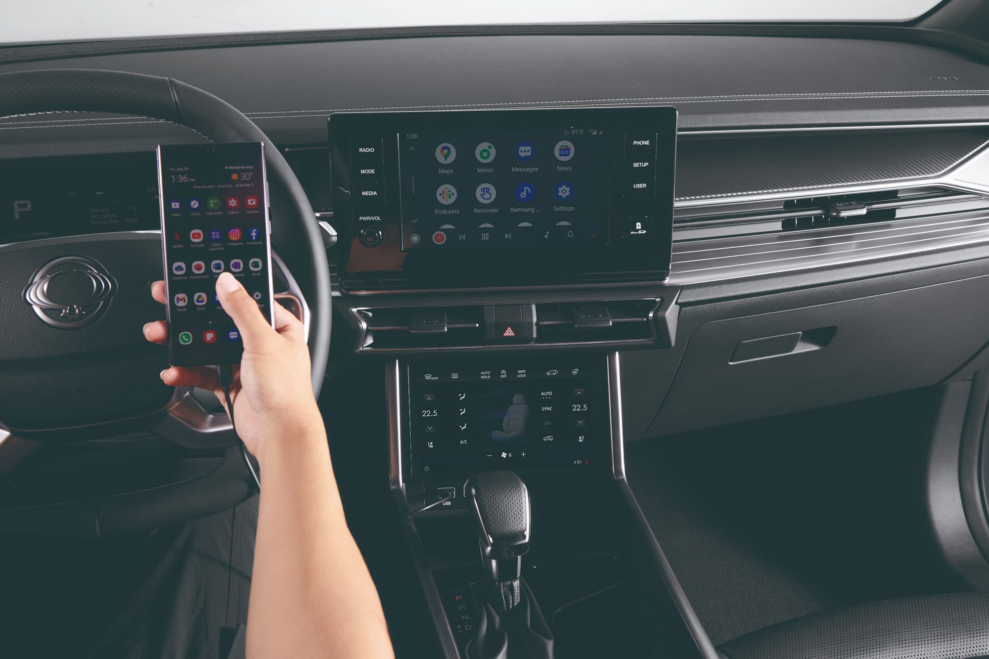 Een Torres SUV met zwart interieur waar iemand met zijn smartphone verbindt met de Apple Carplay of Google Android Auto.