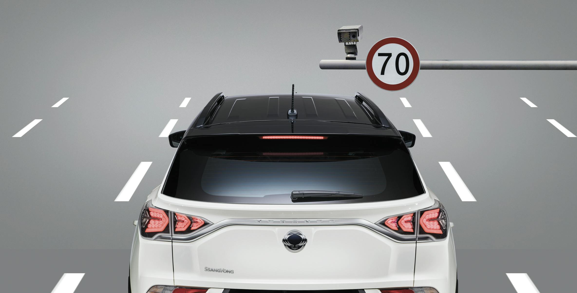 Snelheidswaarschuwing van een witte Korando e-Motion detecteert een verkeersbord van 70 km per uur.