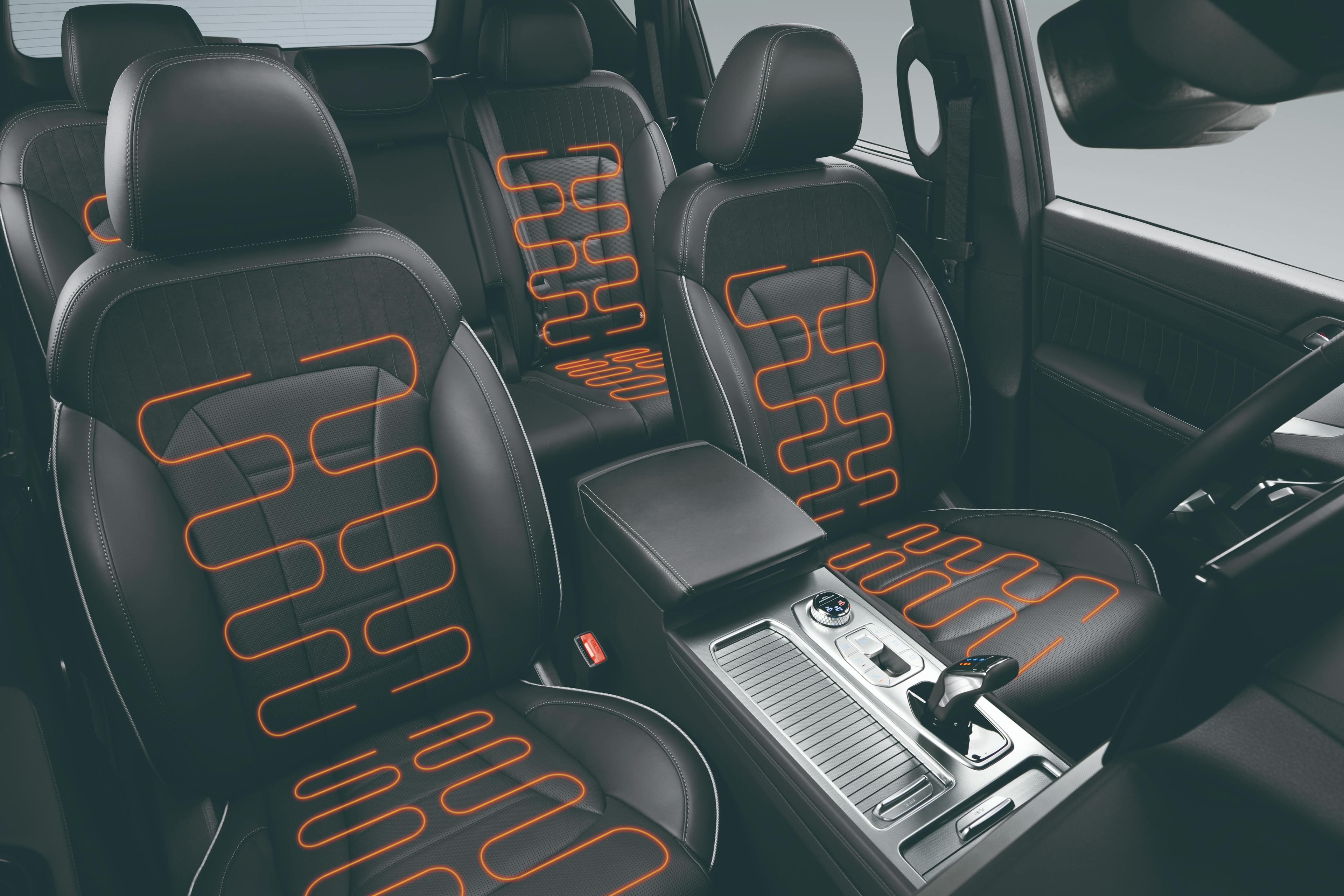 De zwarte binnenkant van een Rexton SUV, waarbij de zetelverwarming is aangeduid met oranje lijnen.